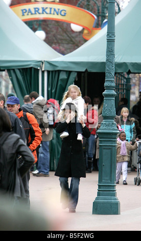 Exklusive Bilder Heather Mills nimmt Tochter Beatrice auf eine dreitägige Pause nach Disneyland in Paris Heather, begleitet von einer Freundin und ein stämmiger Boduguard 4 000 auf den Kurzurlaub verbracht, nach einem mühsamen zweiwöchigen Scheidung Schlacht mit noch-Ehemann Sir Paul McCartney in Ther High Court Stockfoto