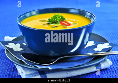 Kürbis oder Kürbis-Suppe in eine Schüssel geben Stockfoto