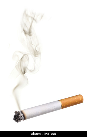 Zigarette mit Rauch Ausschnitt auf weißem Hintergrund Stockfoto