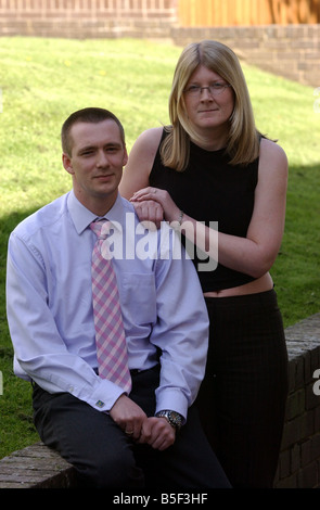 Andrew Perry von Erskine Renfrewshire Schottland abgebildet Mai 2004 abgebildet mit Freundin Laura Robb Pic zeigt Andrew Perry mit Freundin Laura Robb Andrew seine Vergütung für einen kaputten Rücken gegen Makro verloren, nachdem sie behaupteten, er wurde dargestellt, was in einen Swimming Pool im Urlaub Stockfoto