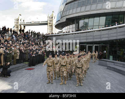 Territoriale Armee, die Soldaten beteiligt waren, in eine Medaille parade durch die Straßen von London nach einer sechsmonatigen Tour in Afghanistan A 53 starke zusammengesetzte Geschwader von 151 London Transport Regiment Royal Logistics Corps wurden von HMS Belfast marschieren zum Rathaus, bevor mit Medaillen 4. März 2008 Stockfoto