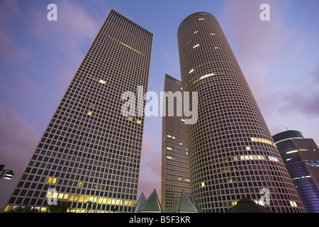 Runde quadratische und dreieckige Wolkenkratzer im Geschäft Teil Tel Aviv am Sonnenuntergang Stockfoto