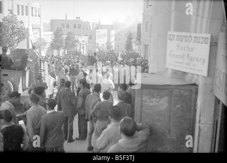 Am 22. Februar 1948 als der Konflikt über die kommenden Teilung Palästinas wuchs, drei Autobomben angeordnet durch arabische Freischärler explodierte auf Ben-Yehuda-Straße 52 jüdische Zivilisten getötet und 123 verletzt verlassen. Zwei britische Deserteure nahmen an dem Angriff, dass von Abed al-Kader al-Husseini, wer der Kommandant der Heilige Krieg-Armee Kräfte im Bereich war Pay versprochen. Britische Beteiligung wurde geltend gemacht, weil die angeblichen gepanzerten Lastwagen mit Polizei Abzeichen der LKW-Bomben in den Bereich begleitet hatte. Unser Bild zeigt: Massen-Mühle zu nah an der Szene der ersten explosion Stockfoto