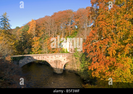 Die alte Brücke von Avon und Schloss Torhaus am Ballindalloch Morayshire, Schottland.  SCO 1125 Stockfoto