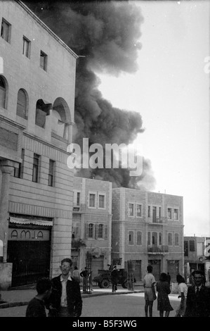 Am 22. Februar 1948 als der Konflikt über die kommenden Teilung Palästinas wuchs, drei Autobomben angeordnet durch arabische Freischärler explodierte auf Ben-Yehuda-Straße 52 jüdische Zivilisten getötet und 123 verletzt verlassen. Zwei britische Deserteure nahmen an dem Angriff, dass von Abed al-Kader al-Husseini, wer der Kommandant der Heilige Krieg-Armee Kräfte im Bereich war Pay versprochen. Britische Beteiligung wurde geltend gemacht, weil die angeblichen gepanzerten Lastwagen mit Polizei Abzeichen der LKW-Bomben in den Bereich begleitet hatte Stockfoto