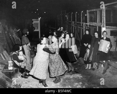 Das Leben geht weiter als normal für die Bewohner von Ramsgate in Kent, die Schutz vor deutschen Luftangriffen in unterirdischen Tunneln während suchen Stockfoto