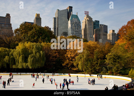 Eislaufen im Central Park im Herbst fallen, New York, New York, Amerika, Usa. Stockfoto