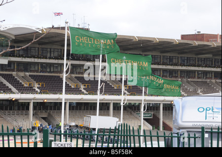 Aufgrund widriger Witterungsbedingungen leer steht, wurde Pferderennen Cheltenham Festival März 2008 Gloucstershire Tag 2 von Cheltenham abgesagt. Stockfoto