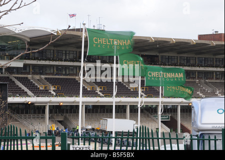 Aufgrund widriger Witterungsbedingungen leer steht, wurde Pferderennen Cheltenham Festival März 2008 Gloucstershire Tag 2 von Cheltenham abgesagt. Stockfoto