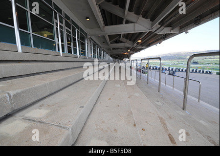 Aufgrund widriger Witterungsbedingungen leer steht, wurde Pferderennen Cheltenham Festival März 2008 Gloucstershire Tag 2 von Cheltenham abgesagt. Stockfoto