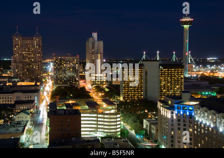 Skyline in der Abenddämmerung, San Antonio, Texas. Stockfoto