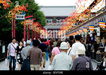 Die Hozomon Haupttor von Nakamise - Dōri Straße der Sensoji-Tempel in Asakusa, Tokio, Japan im Vorfeld gesehen. Stockfoto