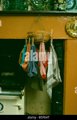 Nahaufnahme des alten Teatowels von hölzerne Kamineinfassung hängen Stockfoto