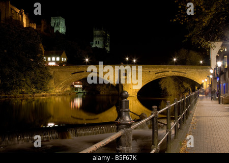 Durham Castle und die Kathedrale gesehen in der Nacht vom Ufer des Flusses Wear. Stockfoto