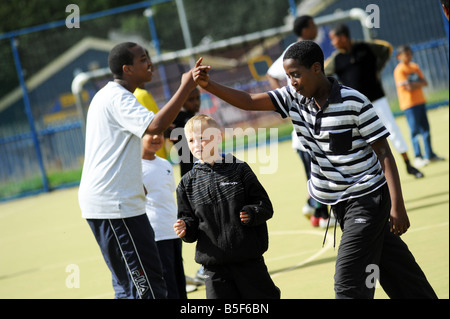 Fußballtraining mit Bolton Wonderers für einheimische Kinder, Bolton, größere Manchester, UK Stockfoto