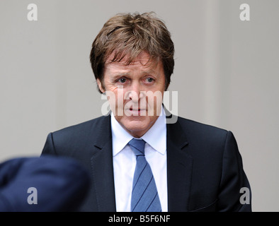 Sir Paul McCartney verlassen High Court in London mit seinem Anwalt seiner Frau Heather Mills erhielt 24 3m in ihrer Scheidungsvereinbarung Stockfoto