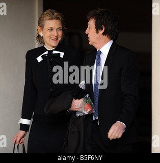 Sir Paul McCartney verlassen High Court in London mit seinem Anwalt seiner Frau Heather Mills erhielt 24 3m in ihrer Scheidungsvereinbarung Stockfoto