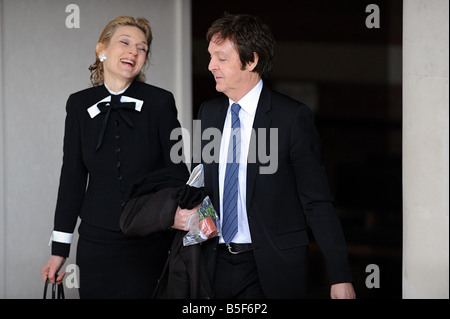 Sir Paul McCartney verlassen High Court in London mit seinem Anwalt seiner Frau Heather Mills erhielt 24 3m in ihrer Scheidungsvereinbarung Stockfoto
