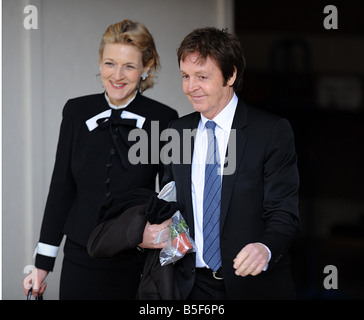 Sir Paul McCartney verlassen High Court in London mit seinem Anwalt seiner Frau Heather Mills erhielt 24 3m in ihrer Scheidungsvereinbarung Stockfoto