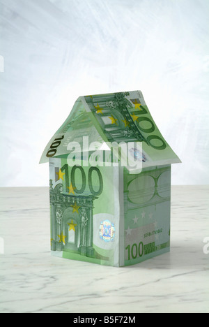 Hundert-Euro-Banknoten, die in einem Haus geformt Stockfoto