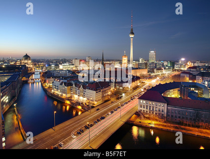 Stadtbild von Berlin mit Fernsehturm in Berlin-Mitte, Deutschland Stockfoto