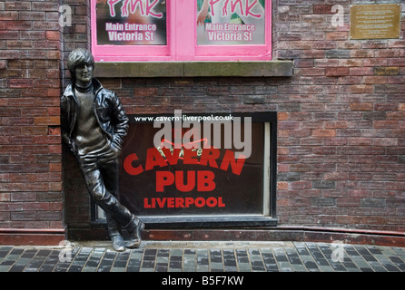 John-Lennon-Statue in Mathew Street Outide Ortsbild des Cavern Club, Liverpool Stockfoto