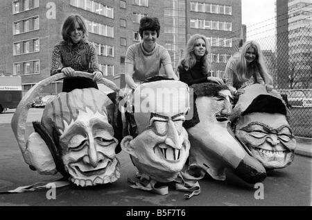 Herr Bürgermeister zeigen in London November 1970 Bildnisse von l r l R Sue Fyfe Sue Curtis Andrea Harrison Stephanie Oakley 70 10690 Neg 19a Kenny Everett David Frost Jimmy Hill Reg Varney für die Lords Bürgermeister Show Besitz Stockfoto