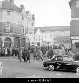 Tottenham-Fans Schlange vor White Hart Lane für Tickets zu ihrem Europa-Cup-Spiel gegen Dukla Prag. Februar 1962 Stockfoto