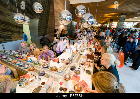 Menschen Essen in Yo Sushi in Westfield London UK Stockfoto