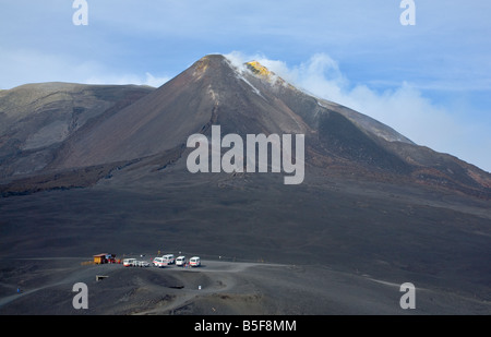 Süd-Ost Krater des Ätna Vulkan mit 4 x 4 Busse und Touristen in der Nähe der ehemaligen Torre del Filosofo, jetzt unter Lapilli begraben Stockfoto