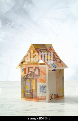 50-Euro-Banknoten in einem Haus geformt Stockfoto
