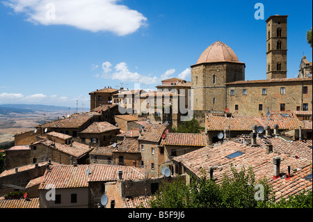 Blick über die Dächer in Richtung Duomo und der Campanile, Hügel Stadt Volterra, Toskana, Italien Stockfoto