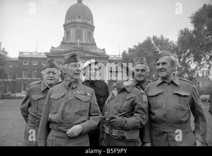 Papas Armee Akteure bei der Eröffnung einer neuen Ausstellung über die wirklichen Väter Armee der British Home Guard, Imperial War Museum links nach rechts sind Private Godfrey gespielt von Arnold Ridley Lance Corporal Jones Clive Dunn ARP Warden Bill Pertwee Captain Mainwaring gespielt von Arthur Lowe Private Fraser John Laurie und Sergeant Wilson John Le Mesurier Oktober 1974 Stockfoto