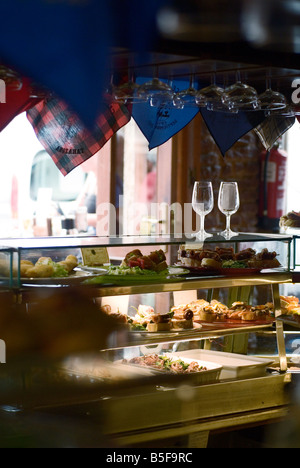 zwei leere Gläser Wein auf Bar Cava Aragonesa Tapas Bar in Benidorm, Spanien Stockfoto
