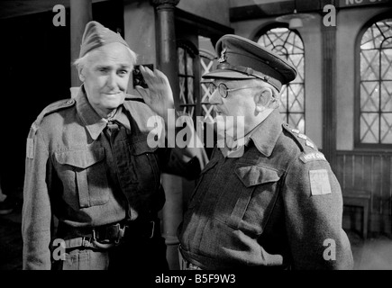 Arthur Lowe spielt Captain Mainwaring rechts und John Laurie Private Frazer im beliebten Kriegszeit Komödie Fernsehen Programm Papas Armee die endgültige Aufnahme je Episode im BBC Television Centre in Shepherd s Bush Juli 1977 Stockfoto