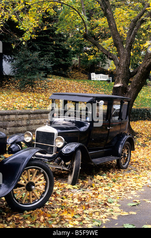 Antike Ford Model T geschlossen oben entlang Seitenstraße in Harpers Ferry, WV, mit Herbstlaub auf der Straße geparkten Autos. Stockfoto