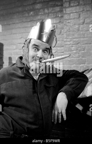 Comedy Schauspieler Ronnie Barker in seiner Rolle als Norman Stanley Fletcher in seiner Zelle im Gefängnis Slade in der TV-Comedy Brei; Dezember 1976 Stockfoto