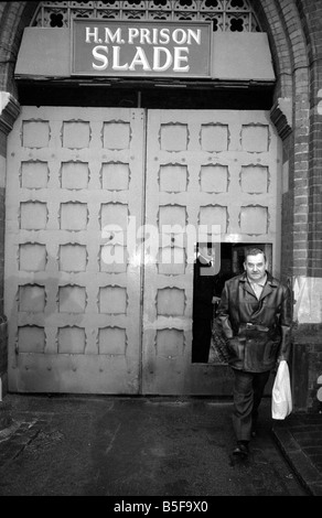 Comedy Schauspieler Ronnie Barker in seiner Rolle als Norman Stanley Fletcher in der TV-Comedy Brei, verlassen Slade Gefängnis am Ende der Serie; Januar 1978 Stockfoto