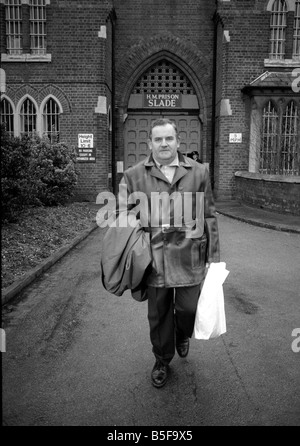 Comedy Schauspieler Ronnie Barker in seiner Rolle als Norman Stanley Fletcher in der TV-Comedy Brei, verlassen Slade Gefängnis am Ende der Serie; Januar 1978 Stockfoto