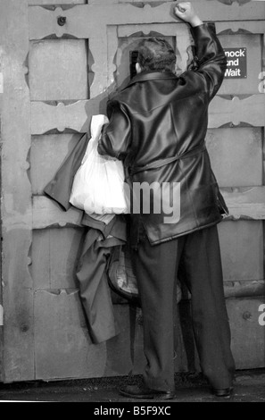 Comedy Schauspieler Ronnie Barker in seiner Rolle als Norman Stanley Fletcher in der TV-Comedy Brei, verlassen Slade Gefängnis am Ende der Serie; Januar 1978 Stockfoto