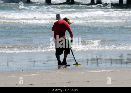 Mann mit Metalldetektor am Strand Stockfoto