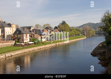 Blick von der Brücke über Fluss Vézère Montignac. Blauer Himmel, Perigord Dordogne Frankreich. Horizontale 87145 Montignac Stockfoto