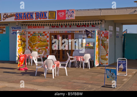 Approbiertes Snack Box Café verkaufen Eis und warmen und kalten Speisen trinken entlang der Strandpromenade in Great Yarmouth Norfolk Uk Stockfoto