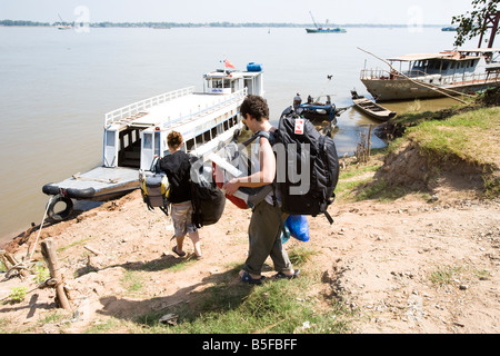 Touristen immer auf Fähre Boot auf dem MEkong River an der Grenze zwischen Kambodscha und Vietnam Stockfoto