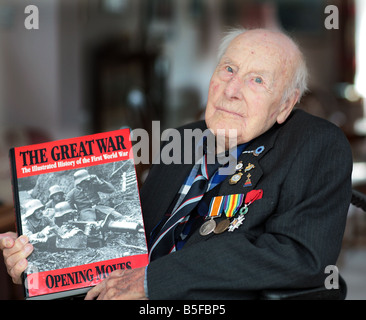 RAF-Gründungsmitglied Henry Allingham, die im Alter von 111 der älteste erhaltene WWI Veteran ist war der Ehrengast im RAF Museum in Hendon Nord-London, The Royal Air Force zu feiern 90. Geburtstag RECONITION PRIDE OF BRITAIN AWARD Stockfoto