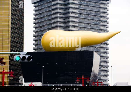 Goldene Flamme Skulptur des französischen Designers Philippe Starck auf Asahi Beer Hall in Asakusa, Tokio, Japan Stockfoto
