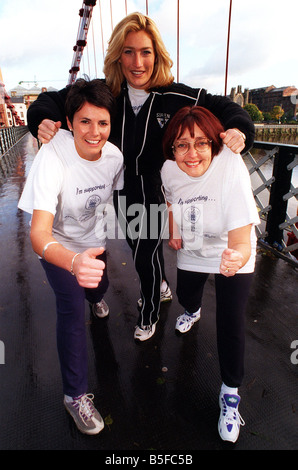 Gladiator Sirene richtiger Name Ali Paton Oktober 1998 Überflieger Debbie McRae und Ann Marie Monaghan aus der Prinz und die Prinzessin von Wales Hospiz in Glasgow zum Training für ihre Zip-Line-Herausforderung aufrunden. Stockfoto