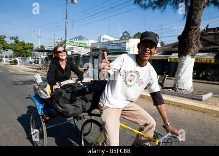 Junge Frau, die die Cyclo in der Stadt von Chau Doc im Mekong-Delta Vietnam Stockfoto