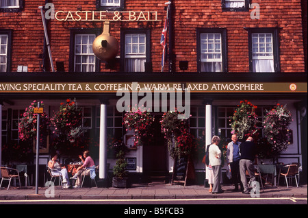 Menschen stehen und sitzen vor dem Schloss & Ball Inn auf High Street, Marlborough, Wiltshire, England Stockfoto