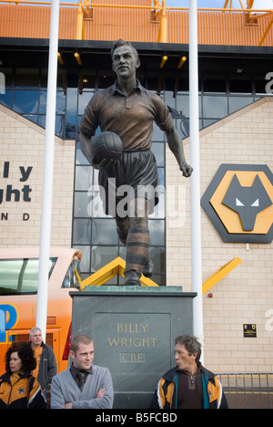 Die Billy Wright Statue außerhalb Molineux-Stadion, Heimat des Wolverhampton wandert Football Club Stockfoto